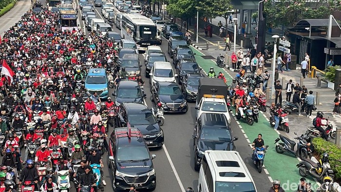 Arak-arakan Timnas U-22 dan Juara SEA Games menyemut di Jalan Jenderal Sudirman, Jumat (19/5/2023).