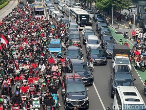 Lalin Sudirman dan Gatsu Macet Imbas Pawai Kontingen Juara SEA Games