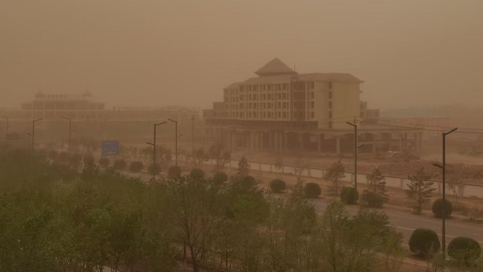 ERENHOT, CHINA - MAY 18: A wall of dust moves through the city on May 18, 2023 in Erenhot, Inner Mongolia Autonomous Region of China. (Photo by Guo Pengjie/VCG via Getty Images)