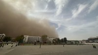 Badai pasir bergerak melintasi kota di Erenhot, Daerah Otonomi Mongolia Dalam, China, Kamis (18/5/2023).  