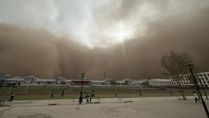 ERENHOT, CHINA - MAY 18: A wall of dust moves through the city on May 18, 2023 in Erenhot, Inner Mongolia Autonomous Region of China. (Photo by Guo Pengjie/VCG via Getty Images)