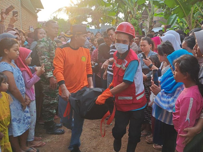 Petugas gabungan saat mengevakuasi bayi yang ditemukan tewas dalam sumur Desa Balong, Kecamatan Kembang, Jepara, Jumat (19/5/2023).