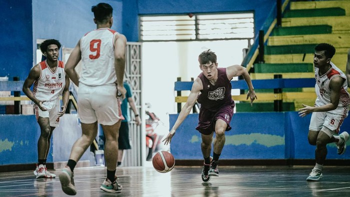 Bima Perkasa Jogja menggelar uji coba menghadapi Tim Nasional (Timnas) bola basket Indonesia muda di Stadion Kridosono, Jumat (19/5) pagi.