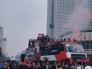 Bus Pawai Kontingen SEA Games Tiba di Bundaran HI, Disambut Sorakan Warga
