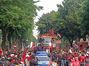 Warga Menyemut, Bus Pawai Timnas U-22 dan Juara SEA Games Mulai Jalan ke HI