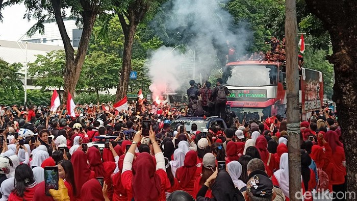 Bus rombongan Timnas U-22 dan juara SEA Games tiba di Kemenpora
