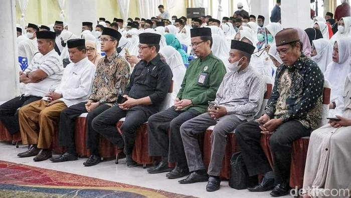 Calon Jemaah Haji (CJH) beserta pendamping berkumpul di Masjid Agung Bone beberapa saat lalu.