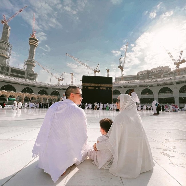 Pernikahan mereka tetap bertahan terlepas dari perkara tersebut. Bahkan mereka memutuskan untuk menunaikan ibadah umrah bersama pada September 2022. (Foto: Instagram/@thereal_rezkyadhitya)