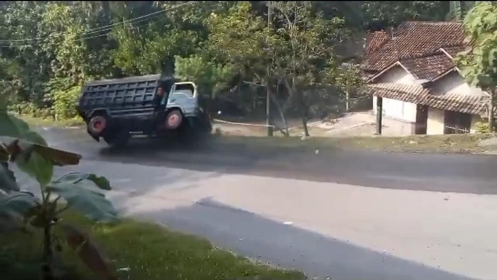 Detik-detik truk terguling di Sentolo, Kulon Progo, Jumat (19/5/2023).