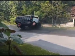 Gagal Nanjak, Truk Melorot-Terguling di Jalur Sentolo Kulon Progo
