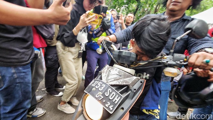 Polisi mengamankan seorang pencopet yang beraksi saat arak-arakan timnas SEA Games melintas di Bundaran HI, Jl MH Thamrin, Jakarta, Jumat (19/5/2023).