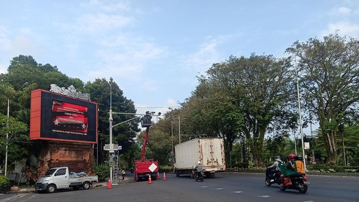 Pemasangan kamera ETLE yang dilakukan di Traffic Light Pos Polisi (Pospol) Sudirman, Kecamatan Jembrana, Kabupaten Jembrana, Kamis (18/5/2023). (I Putu Adi Budiastrawan/detikBali)