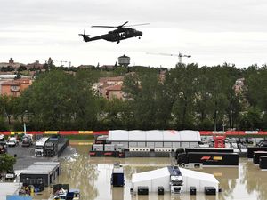 Video Banjir Bandang Italia: Mobil Terendam, Heli Dikerahkan Cari Korban