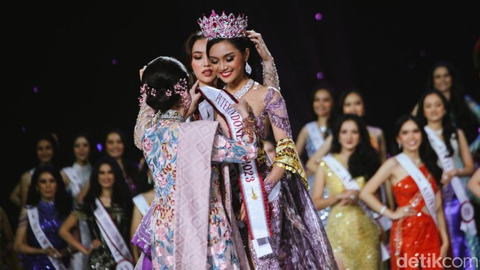 Farhana Nariswari Wisandana dari Jawa Barat terpilih menjadi Puteri Indonesia 2023 dalam malam pemilihan di JCC, Jakarta, Jumat (19/5/2023). Farhana menyisihkan 44 finalis lainnya dalam ajang kecantikan tersebut.