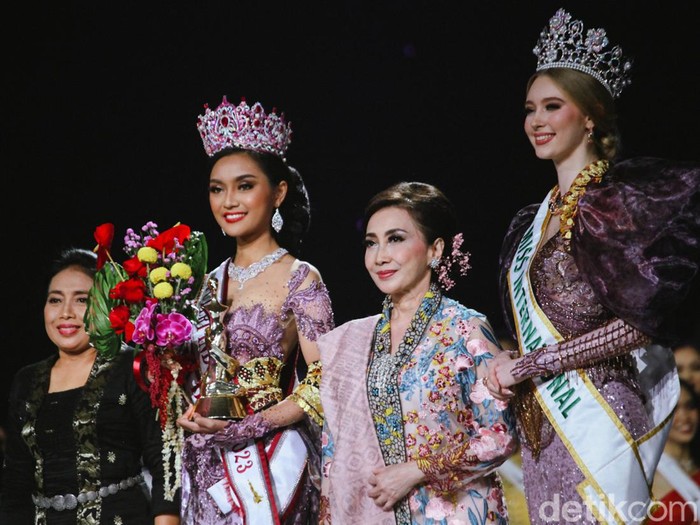 Puteri Indonesia 2023, Farhana Nariswari berpose saat media visit di Gedung Transmedia, Jakarta, Sabtu (20/5/2023).