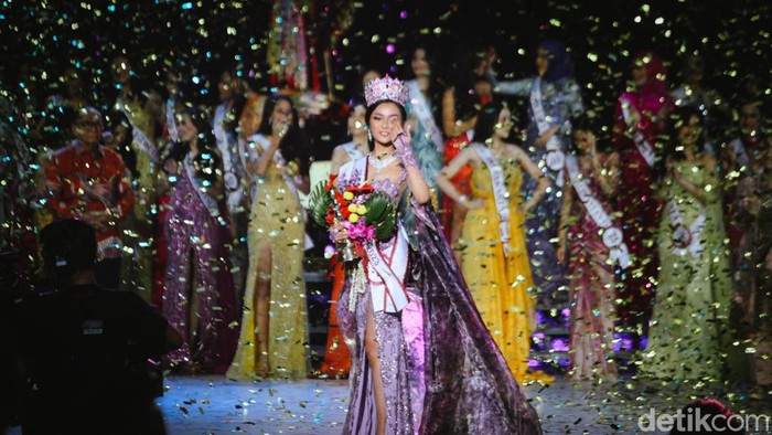 Farhana Nariswari Wisandana dari Jawa Barat terpilih menjadi Puteri Indonesia 2023 dalam malam pemilihan di JCC, Jakarta, Jumat (19/5/2023). Farhana menyisihkan 44 finalis lainnya dalam ajang kecantikan tersebut.