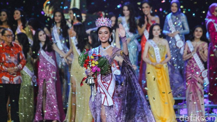 Farhana Nariswari Wisandana dari Jawa Barat terpilih menjadi Puteri Indonesia 2023 dalam malam pemilihan di JCC, Jakarta, Jumat (19/5/2023). Farhana menyisihkan 44 finalis lainnya dalam ajang kecantikan tersebut.