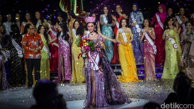 Mahkota Puteri Indonesia 2023 akhirnya jatuh ke tangan Farhana Nariswari Wisandana. Ia berhasil mengklaim gelar tersebut dalam final Pemilihan Puteri Indonesia 2023 yang digelar di Jakarta Convention Center, Jumat (19/5/2023). (Foto: Andhika Prasetia/detikcom)