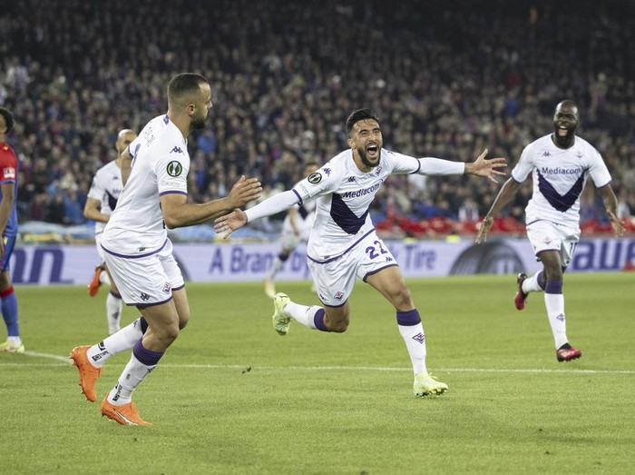 Fiorentina's Nicolas Gonzalez, second right, celebrates after scoring his side's second goal during the UEFA Conference League semifinal second leg match between FC Basel 1893 and ACF Fiorentina in Basel, Switzerland, Thursday, May 18, 2023. (Ennio Leanza/Keystone via AP)