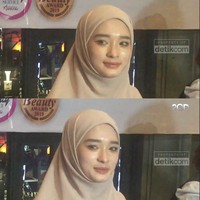 Inara Rusli sudah lima tahun memutuskan memakai cadar. Dia kemudian mengungkapkan alasannya untuk membuka cadar. Untuk menghidupi anak-anak saya, ucapnya. Ia mengaku ingin mandiri dan bekerja demi anak-anaknya. Sekarang aku mau mandiri, kerja lagi demi anak-anak, lanjutnya lagi. Ia mengaku keputusannya ini ada unsur darurat karena kembali bekerja. Ada unsur daruroh atau darurat di sini. Jadi aku harus membuka cadar, terangnya lagi. Inara Rusli juga meminta jangan ada yang berburuk sangka kepadanya akan keputusannya ini. Mudah-mudahan semua tidak berburuk sangka kepada aku. Karena aku juga berjuang buat anak-anak aku, harap Inara Rusli. Foto: Dok. 20Detik.