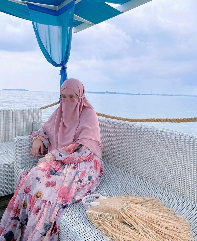 Inara yang mempunyai pengikut di Instagram lebih dari 837 ribu ini konsisten mengenakan cadar sejak Ramadan tahun 2018. Namun pada 2023 ini Inara mengumumkan akan membuka cadarnya. Foto: Dok. Instagram @mommy_starla.