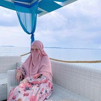 Inara yang mempunyai pengikut di Instagram lebih dari 837 ribu ini konsisten mengenakan cadar sejak Ramadan tahun 2018. Namun pada 2023 ini Inara mengumumkan akan membuka cadarnya. Foto: Dok. Instagram @mommy_starla.