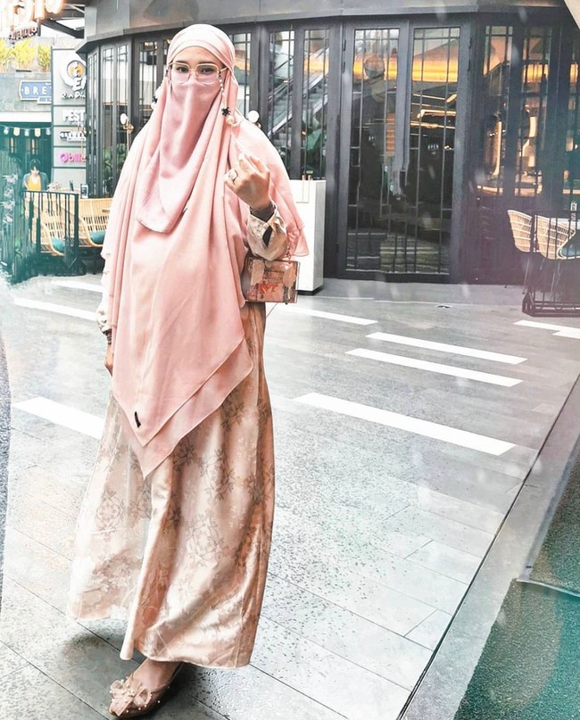 Girlband Bexxa sudah tidak eksis, Inara Rusli menjajal dunia akting dan memerankan tokoh di beberapa judul sinetron. Salah satunya Emak Ijah Pengen ke Mekah. Inara memainkan peran sebagai Indah, istri dari Bang Ocid. Akting Inara pun mampu mencuri atensi pecinta sinetron.  Foto: Dok. Instagram @mommy_starla.