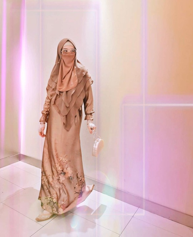 Sosok Inara Rusli langsung jadi sorotan publik. Inara Rusli sendiri pernah berkarier di dunia hiburan Tanah Air sejak usia 10 tahun. Namanya mulai dikenal publik ketika bergabung dalam girlband Bexxa pada tahun 2013.  Foto: Dok. Instagram @mommy_starla.