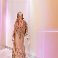 Sosok Inara Rusli langsung jadi sorotan publik. Inara Rusli sendiri pernah berkarier di dunia hiburan Tanah Air sejak usia 10 tahun. Namanya mulai dikenal publik ketika bergabung dalam girlband Bexxa pada tahun 2013.  Foto: Dok. Instagram @mommy_starla.