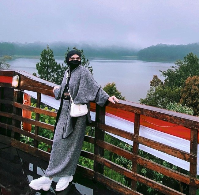 Inara Rusli memeluk agama Islam dari sang ayah yang seorang mualaf. Usai menikah dan melahirkan anak pertamanya, Inara meminta restu kepada suaminya untuk menggunakan hijab. Foto: Dok. Instagram @mommy_starla.