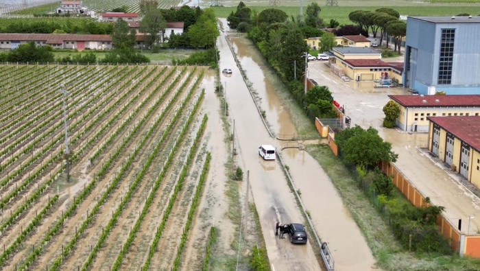 Banjir menerjang sejumlah wilayah di Italia dan menyebabkan 13 orang tewas. Begini potret banjir Italia dari udara.