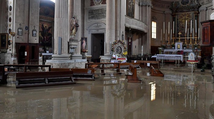Banjir menerjang sejumlah wilayah di Italia dan menyebabkan 13 orang tewas. Begini potret banjir Italia dari udara.