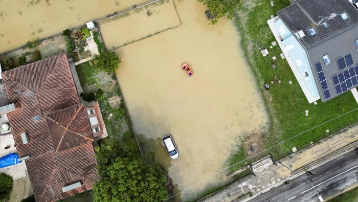 Foto Udara Banjir di Italia yang Tewakan 13 Warga Banjir menerjang sejumlah wilayah di Italia dan menyebabkan 13 orang tewas. Begini potret banjir Italia dari udara.