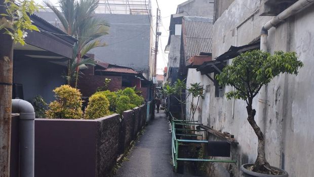 Gang sempit menuju rumah pemilik Land Cruiser dalam kasus dugaan suap hakim agung (Brigitta-detikcom)