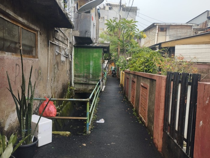 Gang sempit menuju rumah pemilik Land Cruiser dalam kasus dugaan suap hakim agung (Brigitta-detikcom)