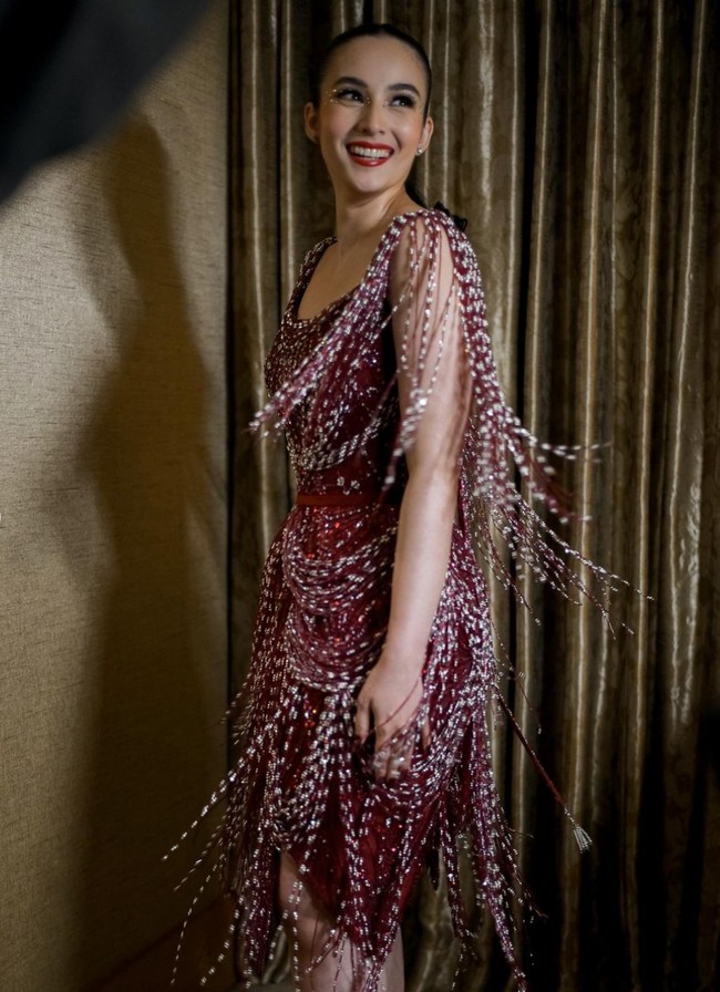 Chelsea Islan mengenakan gaun kombinasi merah dan putih rancangan Hian Tjen untuk after party. Garis leher scoop, rumbai di sepanjang busana dan tebaran kristal serta payet memperlihatkan kecantikan, romansa dan kesan ceria. Foto: Instagram/@hiantjen