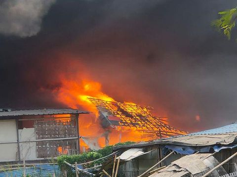Gedung pabrik plastik di Kalideres, Jakarta Barat (Jakbar), terbakar. Asap hitam tebal dari lokasi kebakaran membubung ke angkasa. (Instagram @humasjakfire)