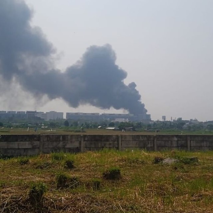 Gedung pabrik plastik di Kalideres, Jakarta Barat (Jakbar), terbakar. Asap hitam tebal dari lokasi kebakaran membubung ke angkasa. (Instagram @humasjakfire)