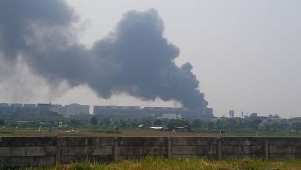 Gedung pabrik plastik di Kalideres, Jakarta Barat (Jakbar), terbakar. Asap hitam tebal dari lokasi kebakaran membubung ke angkasa. (Instagram @humasjakfire)