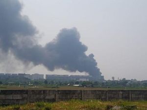 4 Jam Berlalu, Kebakaran Pabrik Plastik di Kalideres Belum Padam