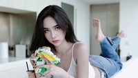Giska Krystal Lyn selain model juga seorang makeup artist dan punya usaha sampingan jualan batik tulis handmade yang salah satu pengrajinnya adalah ibundanya. (Foto: dok Instagram)