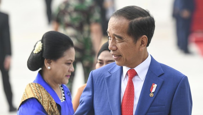 Hadiri KTT G7, Presiden Jokowi dan Ibu Iriana Bertolak ke Jepang Presiden Joko Widodo (kiri) bersama Ibu Negara Iriana Joko Widodo bertolak ke Jepang menggunakan pesawat kepresidenan di Pangkalan TNI AU Halim Perdanakusuma, Jakarta, Jumat (19/5/2023). Presiden berkunjung ke Hiroshima, Jepang untuk menghadiri undangan PM Jepang Fumio Kishida pada pertemuan Konferensi Tingkat Tingi (KTT) G7 yang di antaranya akan membahas perubahan iklim, pangan, dan energi.