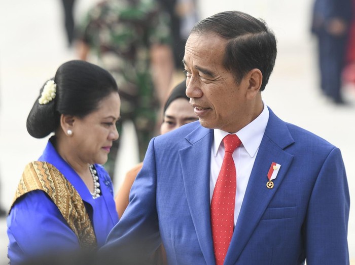 Presiden Joko Widodo (kiri) bersama Ibu Negara Iriana Joko Widodo bertolak ke Jepang menggunakan pesawat kepresidenan di Pangkalan TNI AU Halim Perdanakusuma, Jakarta, Jumat (19/5/2023). Presiden berkunjung ke Hiroshima, Jepang untuk menghadiri undangan PM Jepang Fumio Kishida pada pertemuan Konferensi Tingkat Tingi (KTT) G7 yang di antaranya akan membahas perubahan iklim, pangan, dan energi.