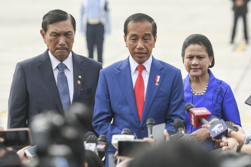 Presiden Joko Widodo (kiri) bersama Ibu Negara Iriana Joko Widodo bertolak ke Jepang menggunakan pesawat kepresidenan di Pangkalan TNI AU Halim Perdanakusuma, Jakarta, Jumat (19/5/2023). Presiden berkunjung ke Hiroshima, Jepang untuk menghadiri undangan PM Jepang Fumio Kishida pada pertemuan Konferensi Tingkat Tingi (KTT) G7 yang di antaranya akan membahas perubahan iklim, pangan, dan energi.