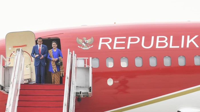 Presiden Joko Widodo (kiri) bersama Ibu Negara Iriana Joko Widodo bertolak ke Jepang menggunakan pesawat kepresidenan di Pangkalan TNI AU Halim Perdanakusuma, Jakarta, Jumat (19/5/2023). Presiden berkunjung ke Hiroshima, Jepang untuk menghadiri undangan PM Jepang Fumio Kishida pada pertemuan Konferensi Tingkat Tingi (KTT) G7 yang di antaranya akan membahas perubahan iklim, pangan, dan energi.