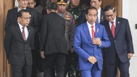 Presiden Joko Widodo (kedua kanan) didampingi Seskab Pramono Anung (kanan) dan Mensekneg Pratikno (kiri) bersiap bertolak ke Jepang di Pangkalan TNI AU Halim Perdanakusuma, Jakarta.
