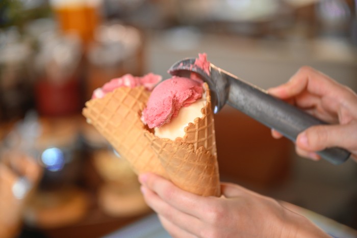 Close-up of woman serving ice cream, Nikon Z7