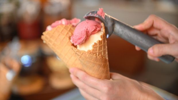 Close-up of woman serving ice cream, Nikon Z7