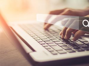 Pura-pura Bekerja Pakai Keyboard Palsu, Lusinan Bankir Dipecat
