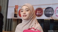 Inara Rusli juga mendapat penghasilan dari hasil kerja sama promosi oleh beberapa brand. Foto: Febri/detikHOT